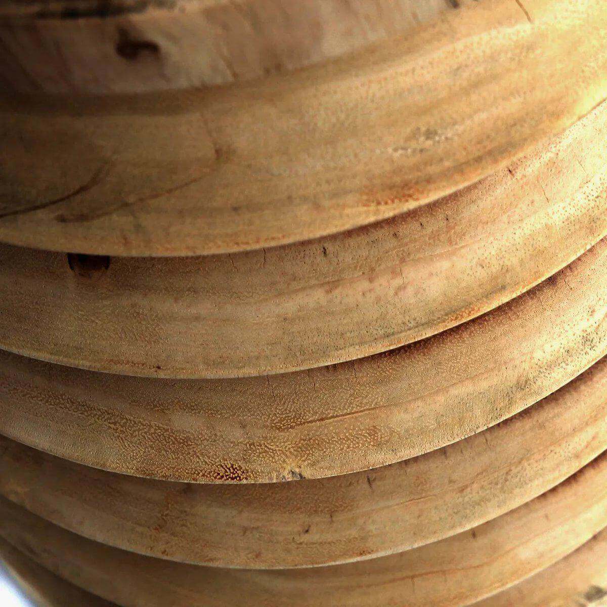 Close-up van houtnerfpatronen van de natuurlijke Galapagos Kruk, benadrukt vakmanschap en elegantie.