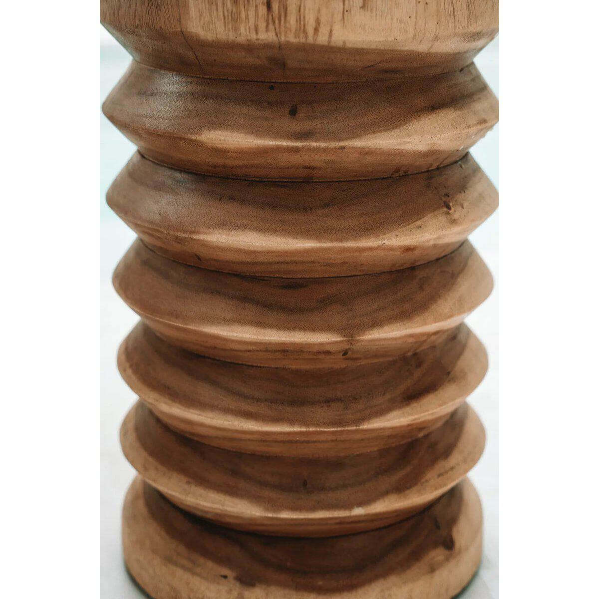 Detail van de Galapagos kruk - natuurhout met prachtige nerfpatronen, perfect voor elk interieur.