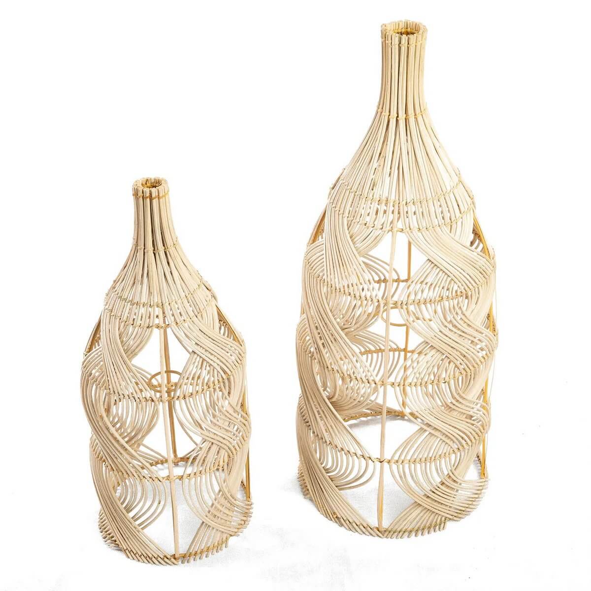 Rotan De Garaffa-hanger lampen in twee maten, flesvormig design in naturel tint. Stijlvolle lampenkap zonder bedrading, veelzijdig en decoratief.