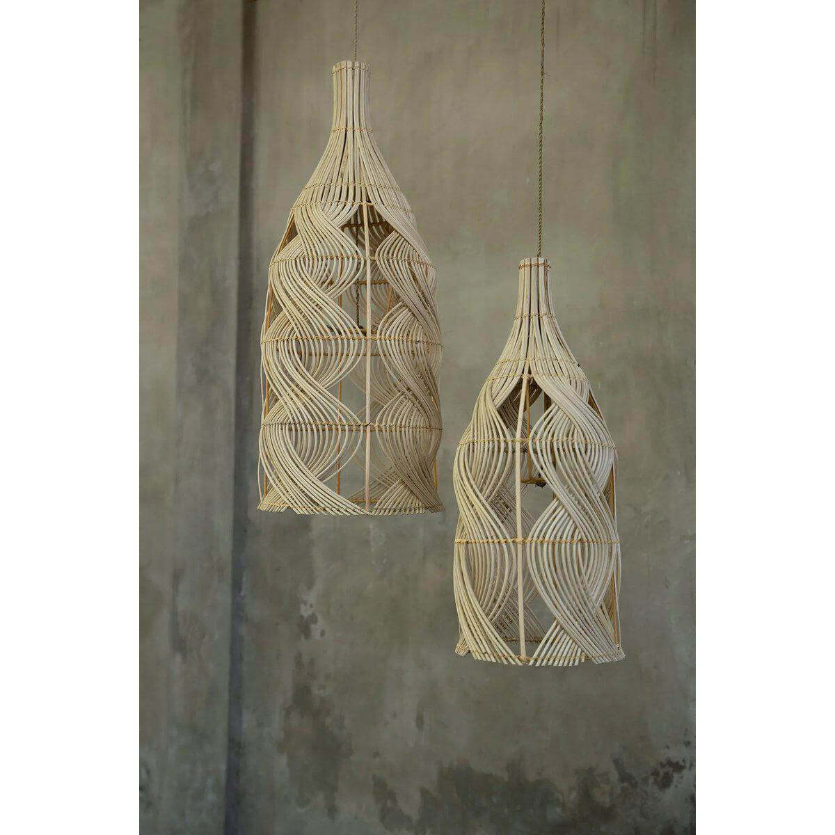 Twee De Garaffa-hanger lampenkappen van rotan in flesvorm, naturel, geschikt als hang-, vloei- of tafellamp.