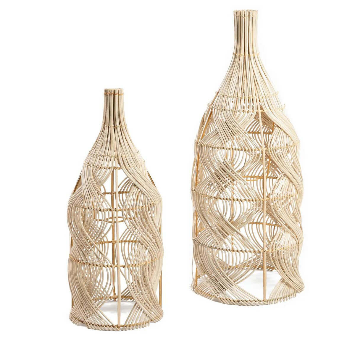 Set van twee rotan lampenkappen De Garaffa-hanger in natuurlijke kleur, flesvormig en veelzijdig voor hanglamp en tafellamp.