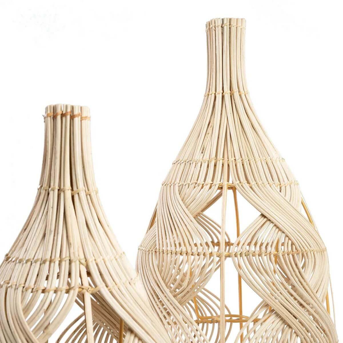 Rotan De Garaffa-hanger lampenkappen in flesvorm, naturel tint. Veelzijdig als hanglamp, vloerlamp of tafellamp. Verkrijgbaar in twee maten.