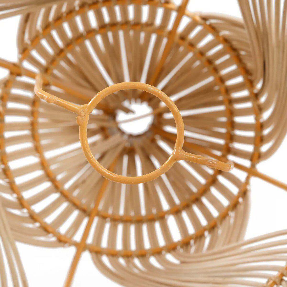 Alt Tag: Close-up van rotan De Garaffa-hanger lampenkap met flesvormig design in natuurlijk patroon.