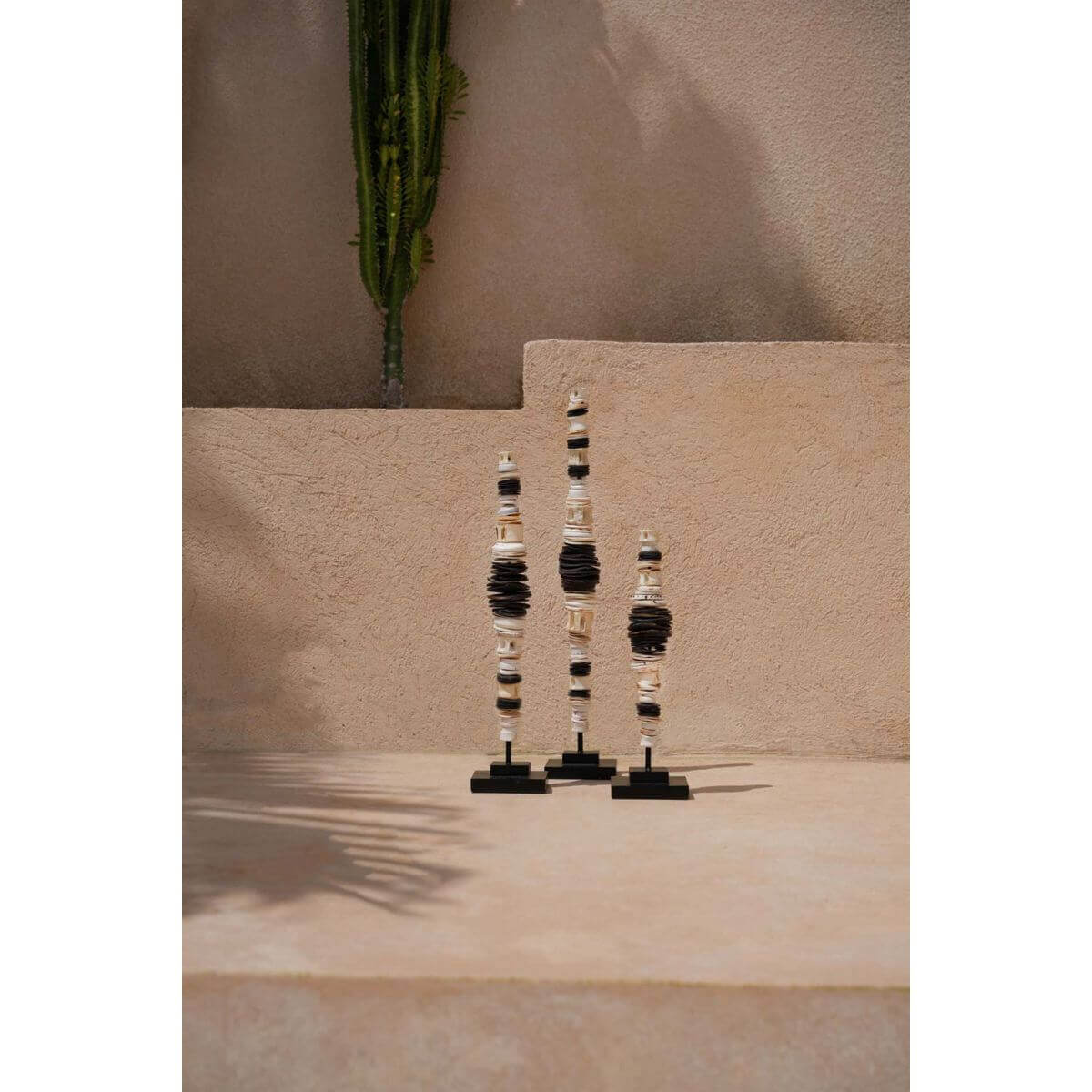 Tribale luxe schelpornamenten op standaard in zwart-wit van Bazar Bizar, perfect voor moderne kustinterieurs.