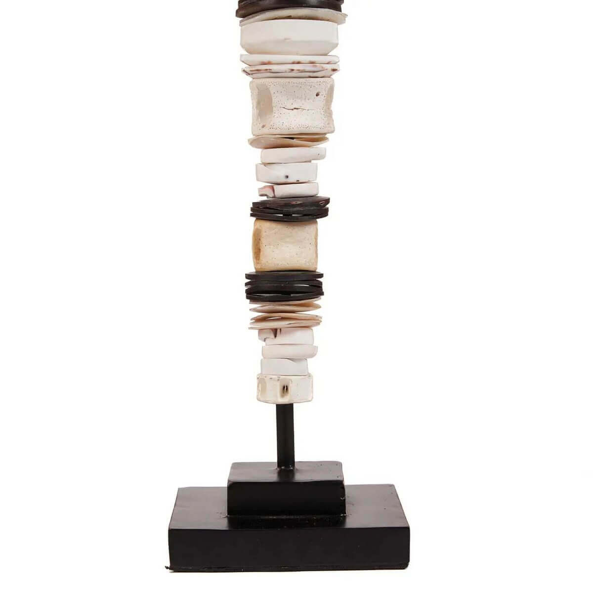 De Geldschelp op Standaard in zwart-wit, stijlvol tribaal design van Bazar Bizar Living, 35cm hoog, luxe decoratie.
