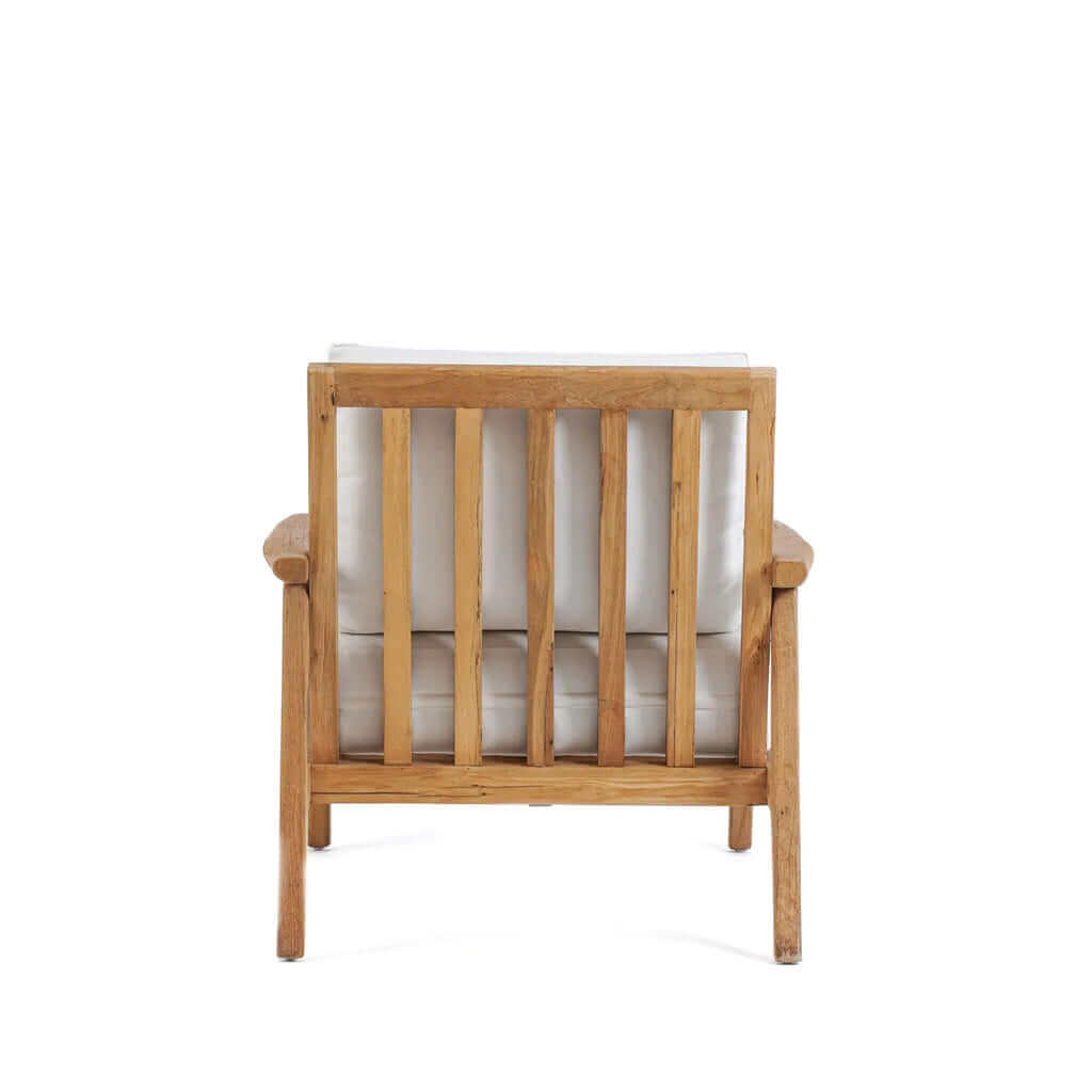 Gezellige eenzitsbank van gerecycled teakhout en kussen, perfect voor buiten, achteraanzicht. Stijl, comfort en duurzaamheid gecombineerd.