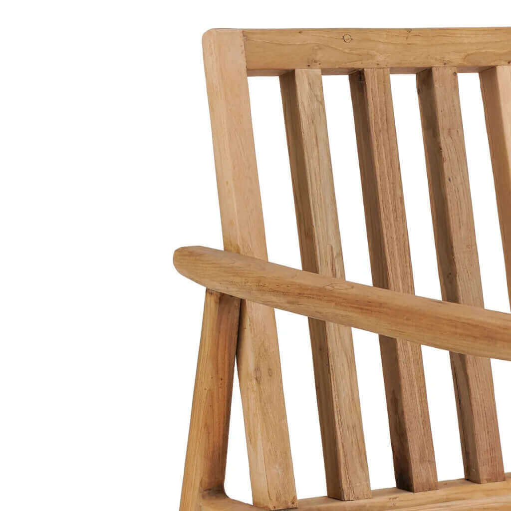 Detail van gerecycled teakhouten eenzitsbank, robuust design voor buiten, met een focus op duurzaamheid en stijl.