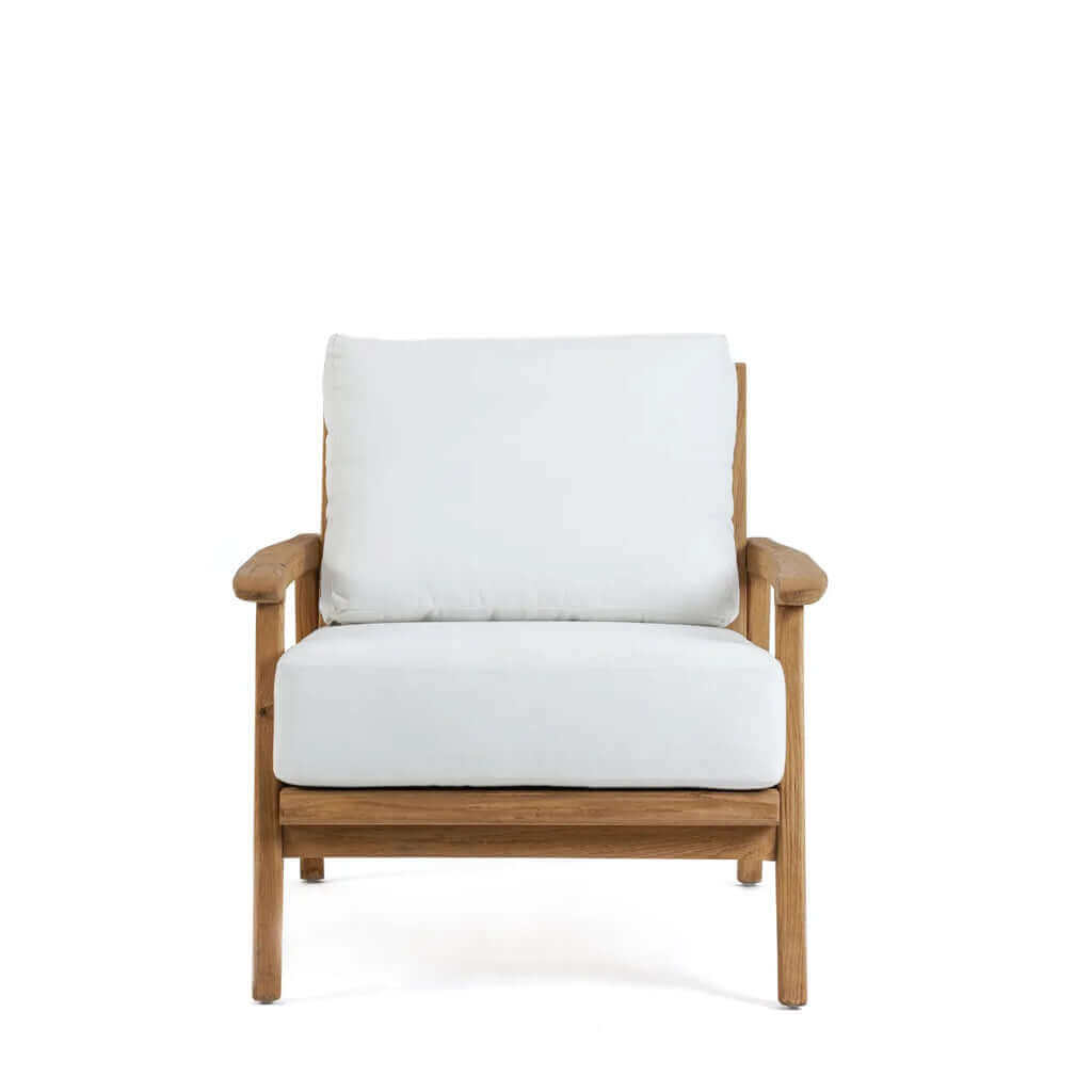 Eenzitsbank van gerecycled teakhout met wit kussen, comfortabele stoel voor buiten. Stijlvol, duurzaam design.