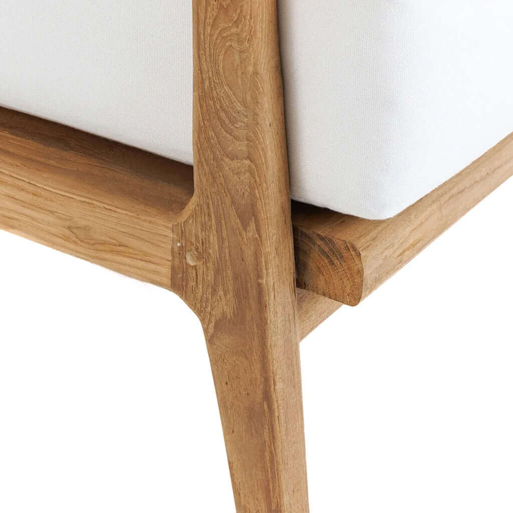 Detail van De Gilimanuk Eenzit - Buiten, gerecycled teakhout met wit kussen, stijlvol en milieuvriendelijk design.