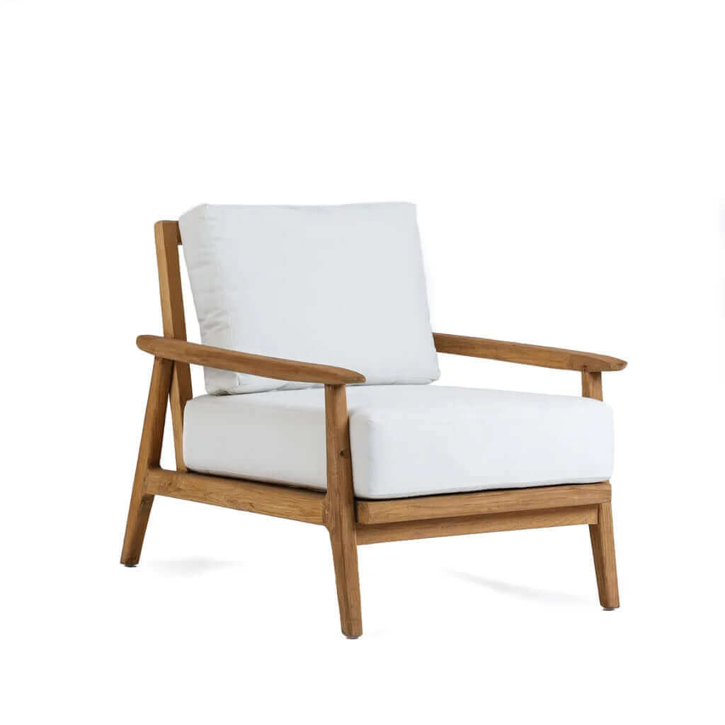 Stijlvolle eenzitsbank van gerecycled teakhout met wit kussen voor ultieme buitenluxe. Perfect voor ontspanning en natuurlijk genieten.