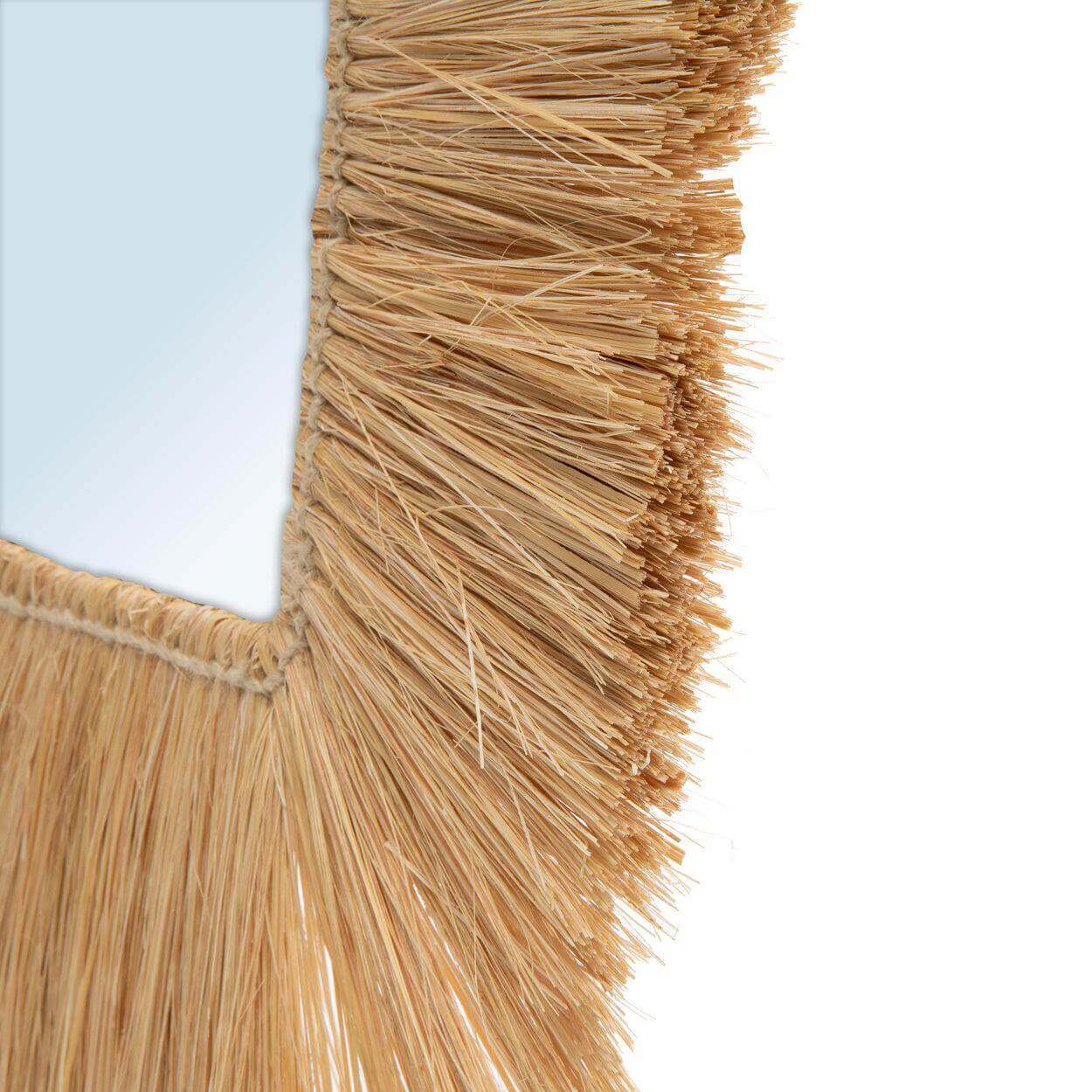 Detail van De Goa Spiegel - Ronde spiegel met natuurlijke graskanten voor een rustieke uitstraling. Perfect voor elke kamer!