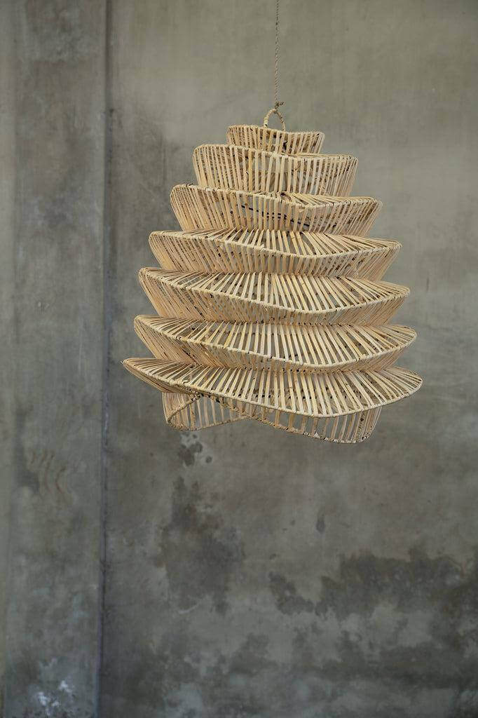 De Good Vibes Hanglamp van rotan met natuurlijk design, verspreidt prachtig lichtpatroon op muren en plafond.