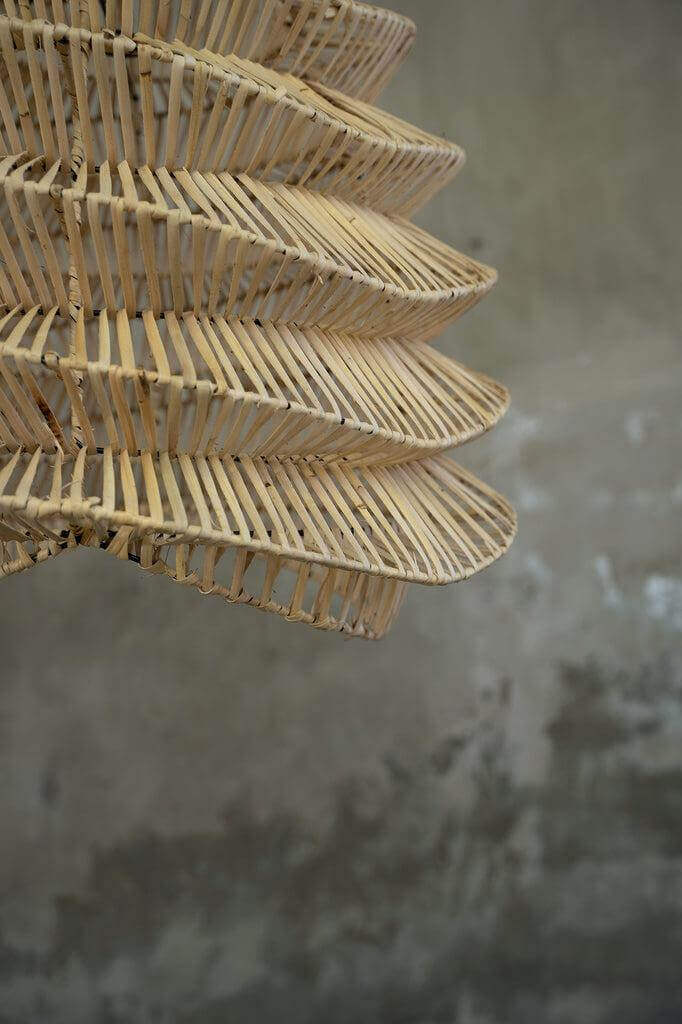 Natuurlijke rotan hanglamp met ingewikkeld ontwerp voor sfeervolle verlichting in huis.
