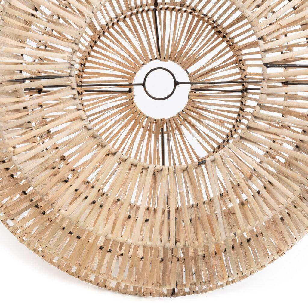 De Good Vibes Hanglamp van rotan in natuurlijke tinten, creëert een prachtig lichtpatroon in huis.