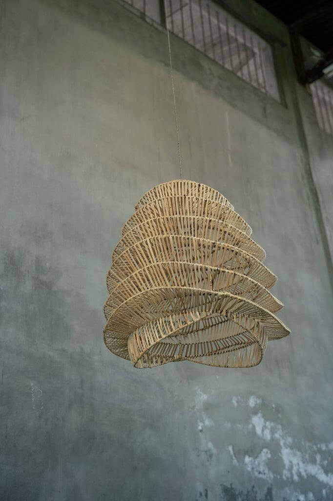 Rotan hanglamp De Good Vibes met natuurlijk design in industriële omgeving.