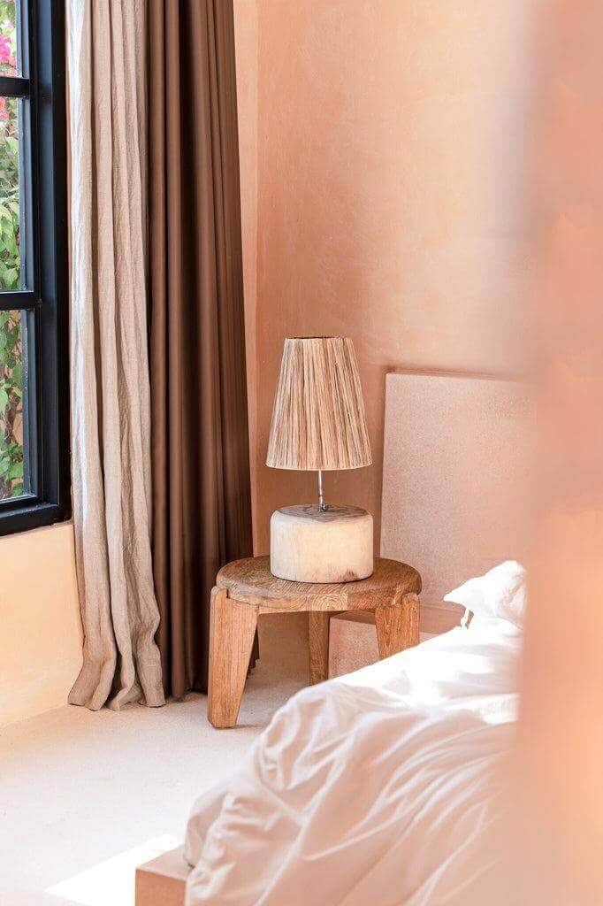 Natuurlijke teak houten tafellamp op houten tafeltje in zonnige slaapkamer met beige gordijnen. Designer uitstraling. EU type C stekker.