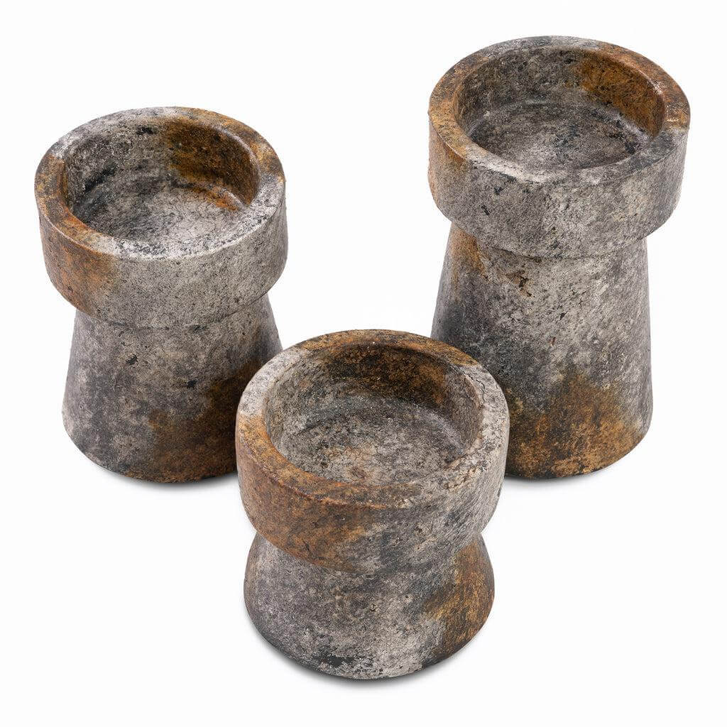 Antieke grijze terracotta kandelaars set in drie maten voor sfeervolle tafeldecoratie.
