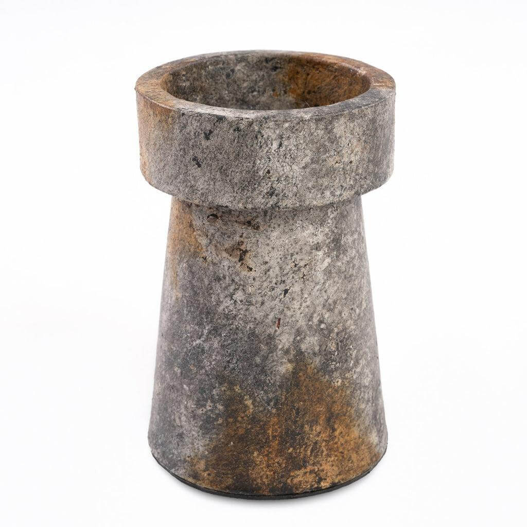 Antieke grijze terracotta kaarsenhouder, hoogte 20 cm, ideaal voor sfeervolle tafelschikking. Uniek patroon en stijlvol design.
