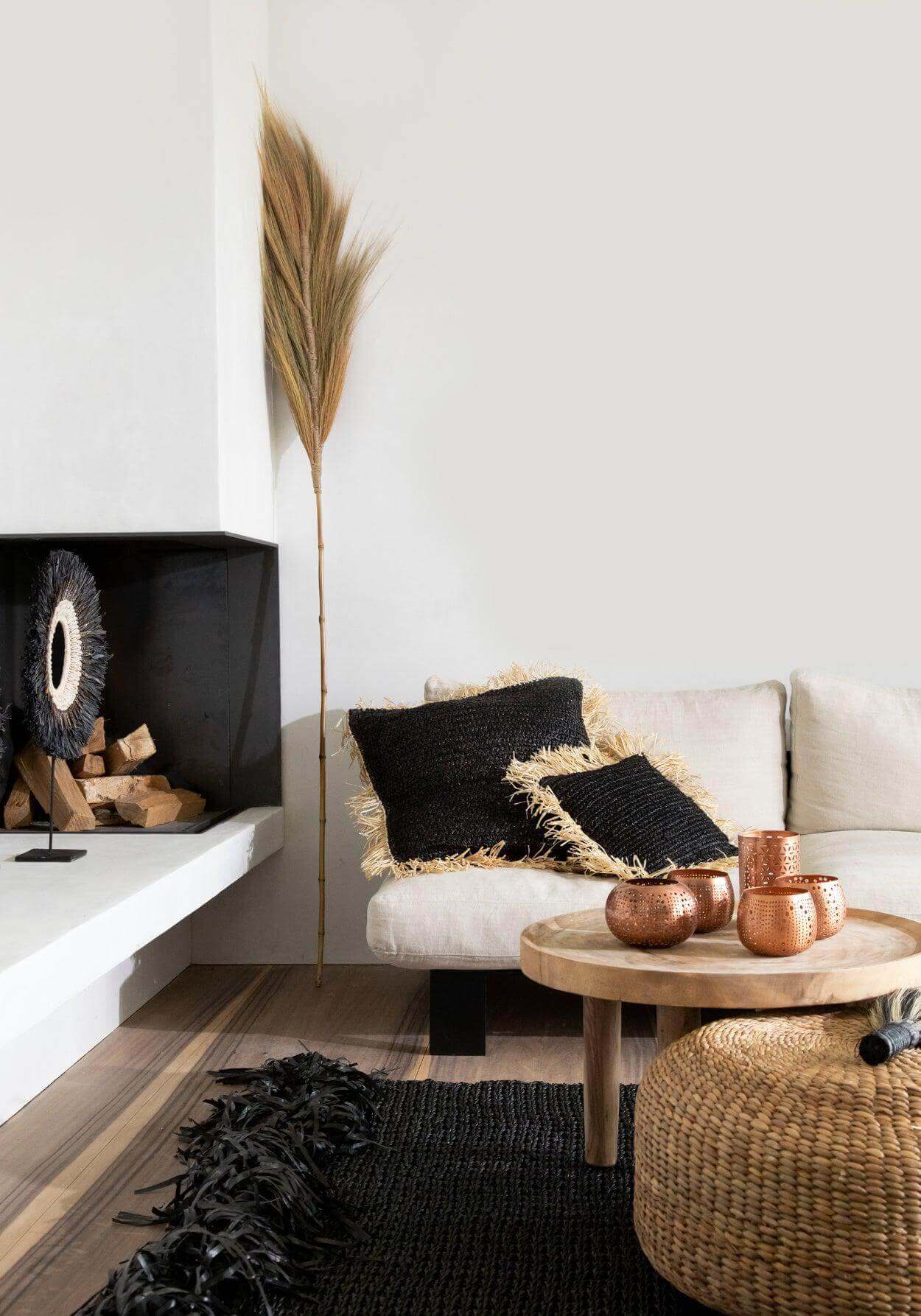 Stijlvolle boho woonkamer met Hyacinth Poef, gezellige kussens en decoratieve accenten. Perfect voor een natuurlijk interieur.