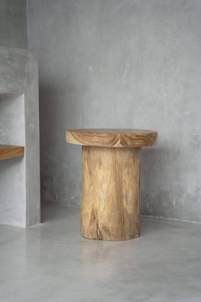 De Inti bijzettafel van natuurlijk teakhout, organisch ontwerp, voor binnen en overdekt buitengebruik, hoogte 45 cm, breedte 30 cm.