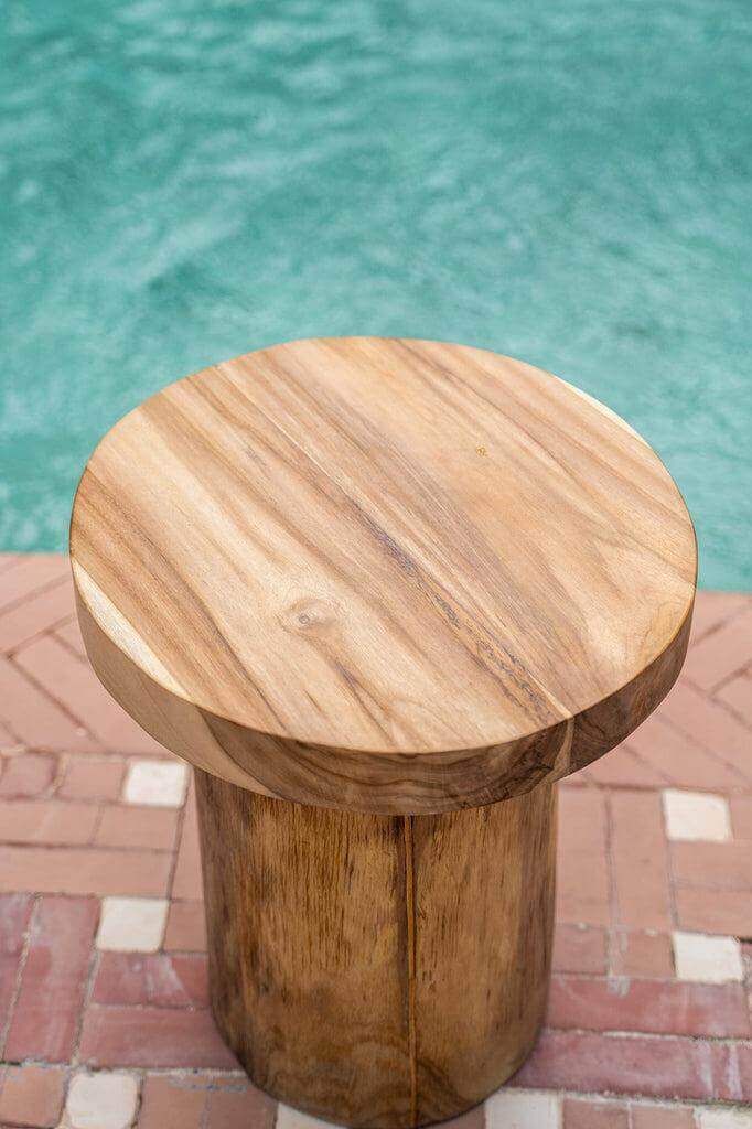 De Inti bijzettafel - Naturel, organisch design van duurzaam teakhout, ideaal voor binnen en overdekt buitengebruik bij het zwembad.