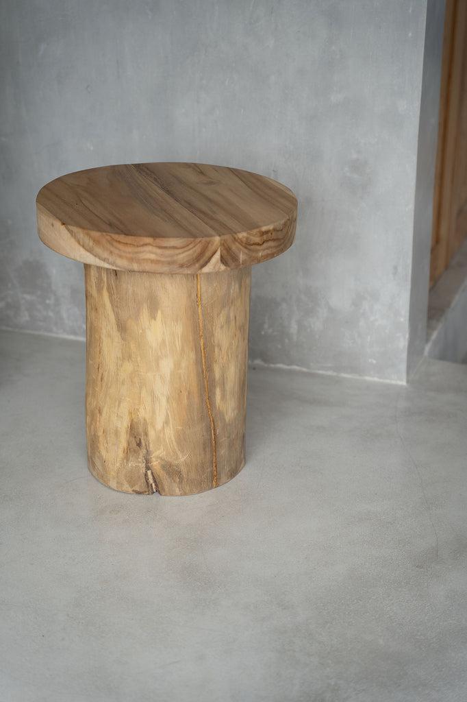 Een organische, natuurlijke bijzettafel van duurzaam suar hout, perfect voor binnengebruik. Hoogte 45 cm, breedte 30 cm.
