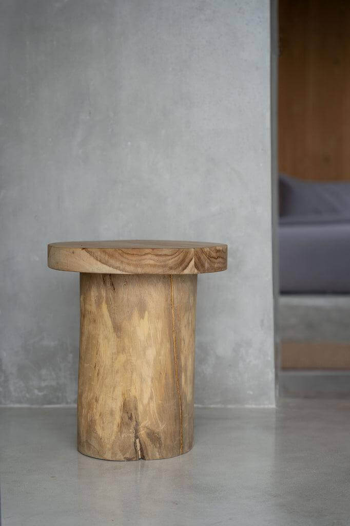 De Inti bijzettafel van duurzaam suar hout, natuurlijke kleur, 45 cm hoog, perfect voor binnen of overdekt buitengebruik.
