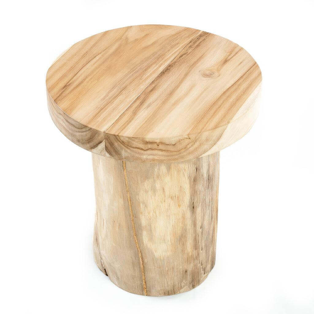 De Inti bijzettafel van natuurlijk teakhout, organisch design, 45 cm hoog, ideaal voor binnen en overdekte buitenshuis gebruik.