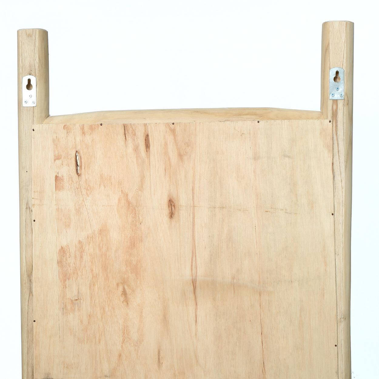 Achterkant van een houten vloerspiegel met ophangpunten, handgemaakt en uniek ontwerp. Geschikt voor elke kamerinterieur.