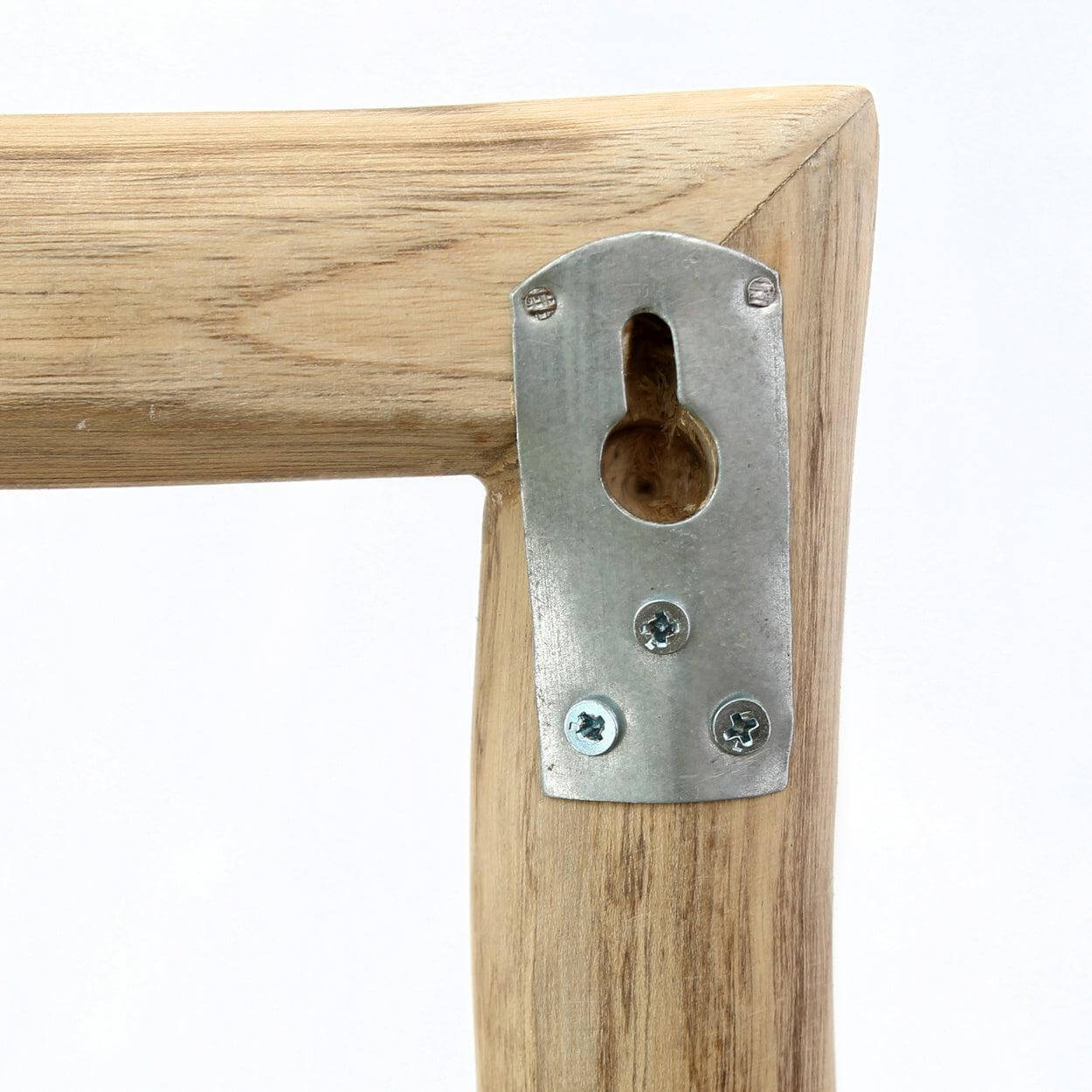Detail van massief teakhouten kapstok met metalen ophanging. Perfect voor hal, badkamer of slaapkamer. Handgemaakt en duurzaam.