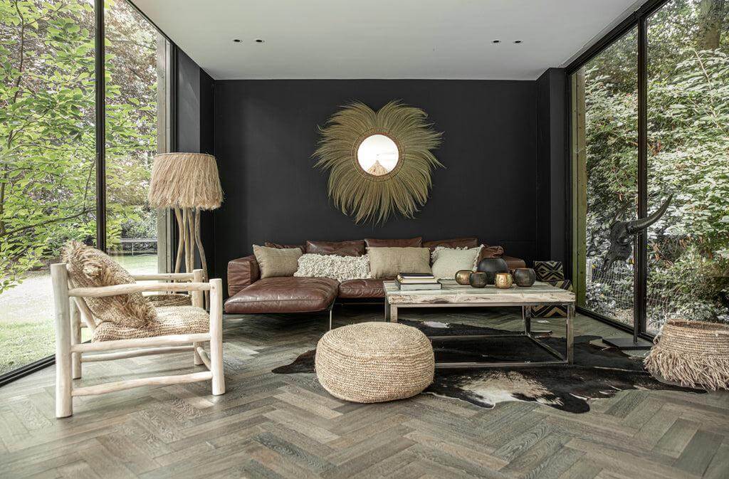 Moderne woonkamer met natuurlijke elementen, inclusief jute kussenhoes en decoratieve houten accenten voor een boho sfeer.