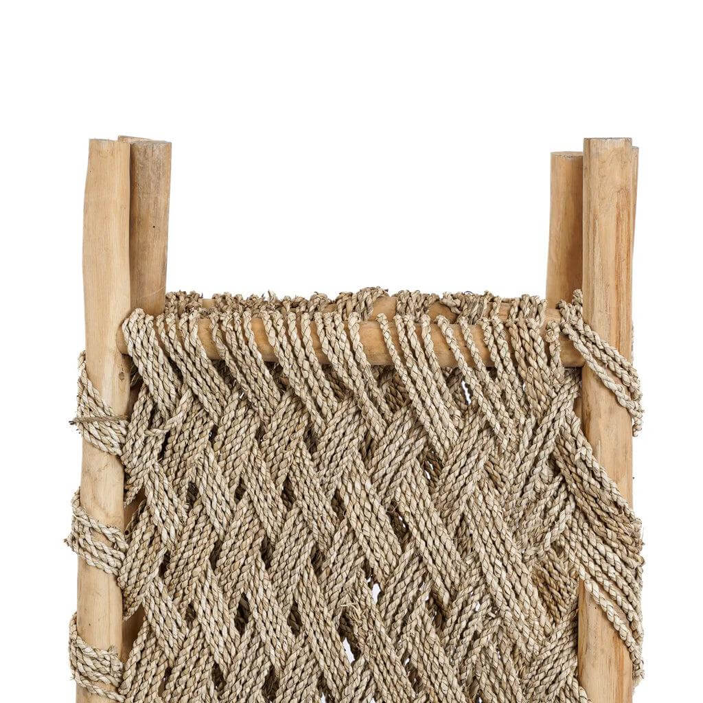 Handgeweven kamerscherm van natuurlijke vezels, omringd door rustieke houten palen, ideaal voor een gezellige en stijlvolle ruimte.