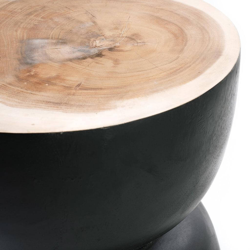 De Karbun Kruk Zwart, handgemaakt van suarhout met natuurlijke afwerking, geschikt als bijzettafel of nachtkastje.