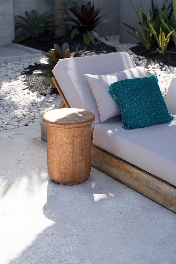 De Killa Kruk Naturel suarhout bijzettafel naast moderne zonnebank in tuin, glanzende afwerking, indoor/outdoor gebruik.