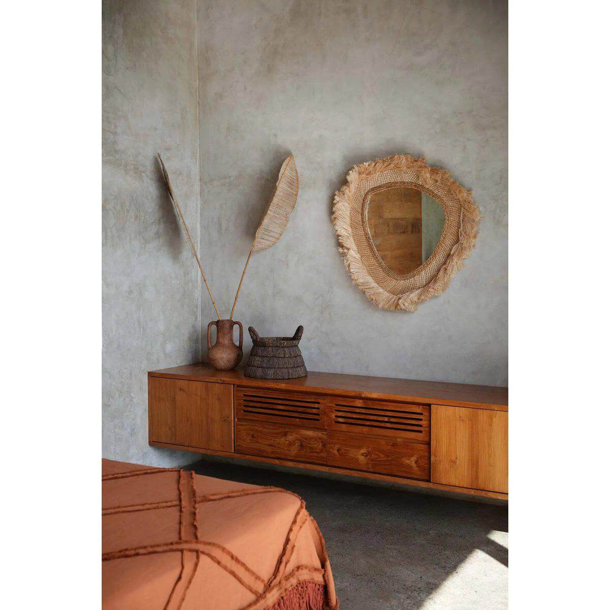 Alt Tag: De La Contessa Spiegel in een stijlvolle kamer met natuurlijke elementen en eigentijdse inrichting.