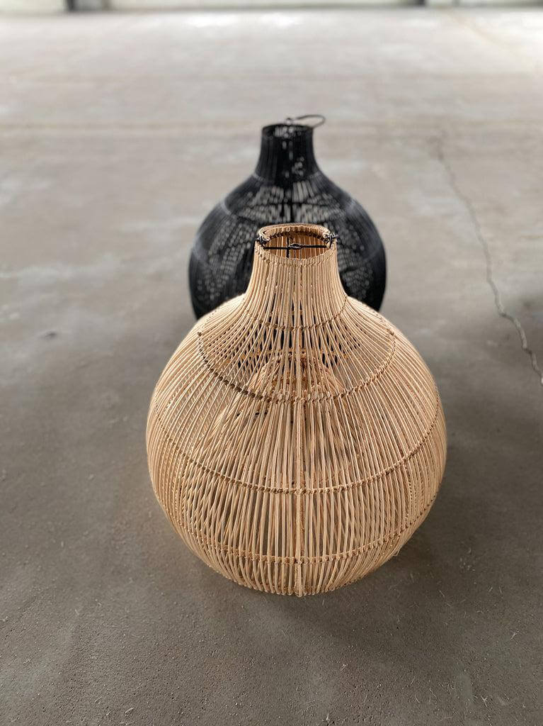De Lobster Trap hanglampen in naturel en zwart rotan, vaasvormig en handgemaakt voor een opvallende kuststijl in elke ruimte.