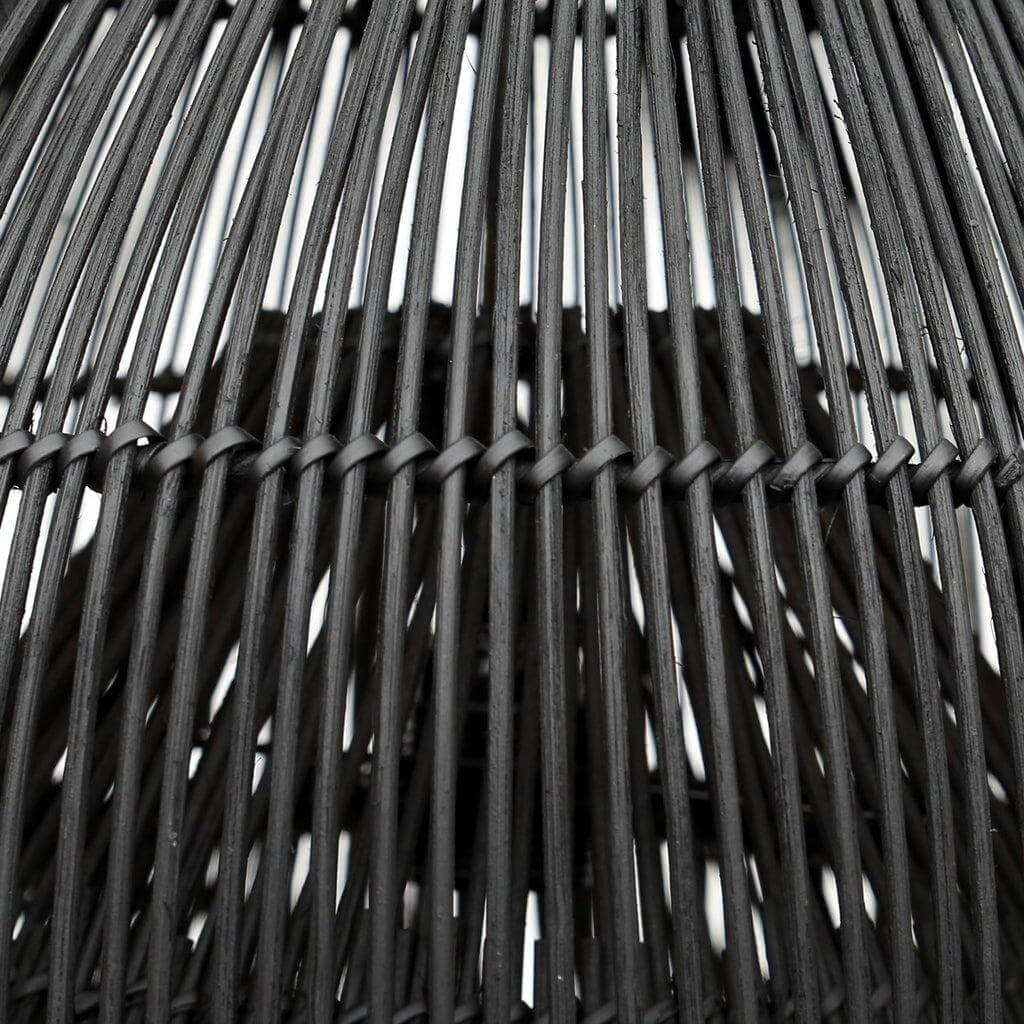 Close-up van zwarte rotan hanglamp, De Lobster Trap, met een vaasvormig ontwerp voor een opvallende kuststijl.