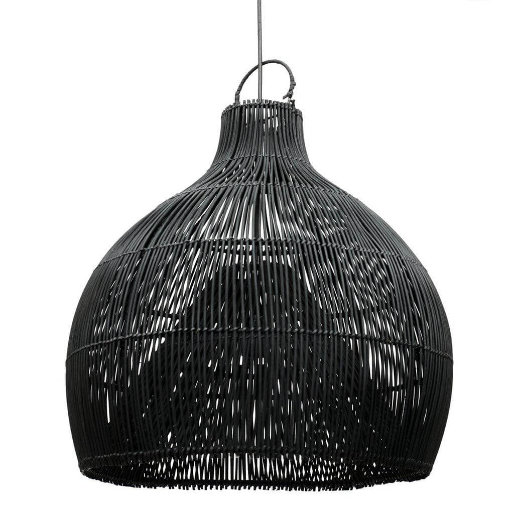Zwarte rotan hanglamp "De Lobster Trap" in vaasvorm, ideaal als opvallend middelpunt voor zithoeken en keukens.