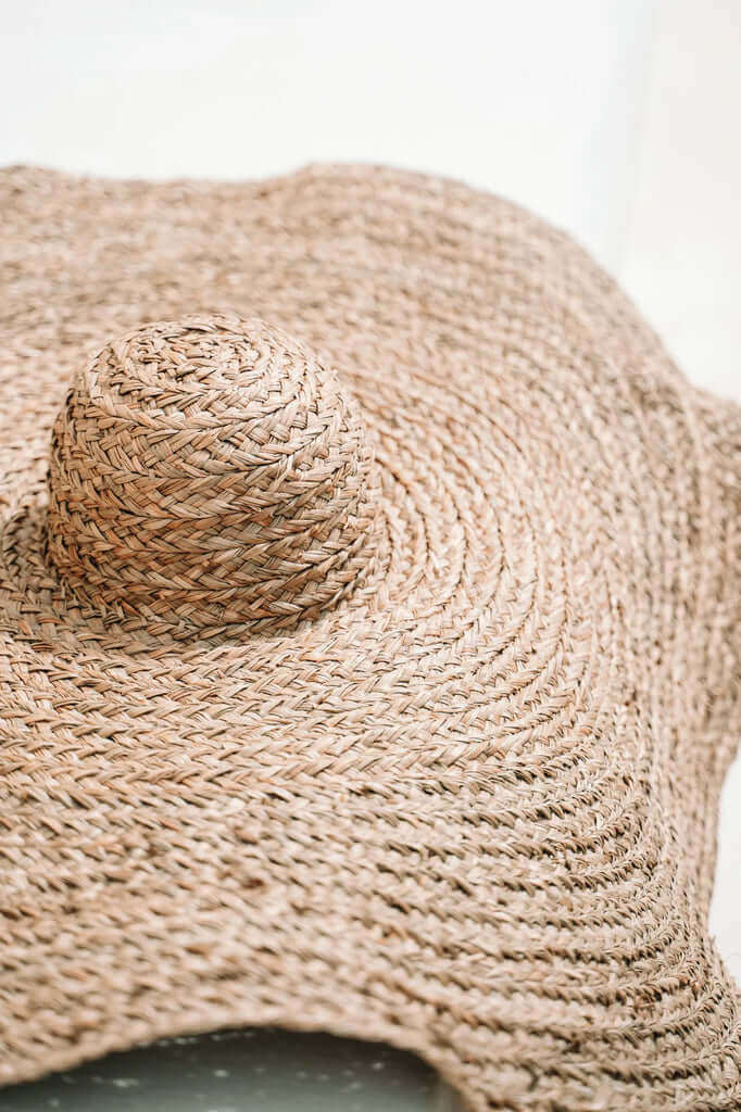 De Lolita Hoed - handgemaakte hoed van natuurlijke waterhyacint, perfect voor zonnige dagen, sterk en stijlvol. Universele maat, natuurlijke kleur.