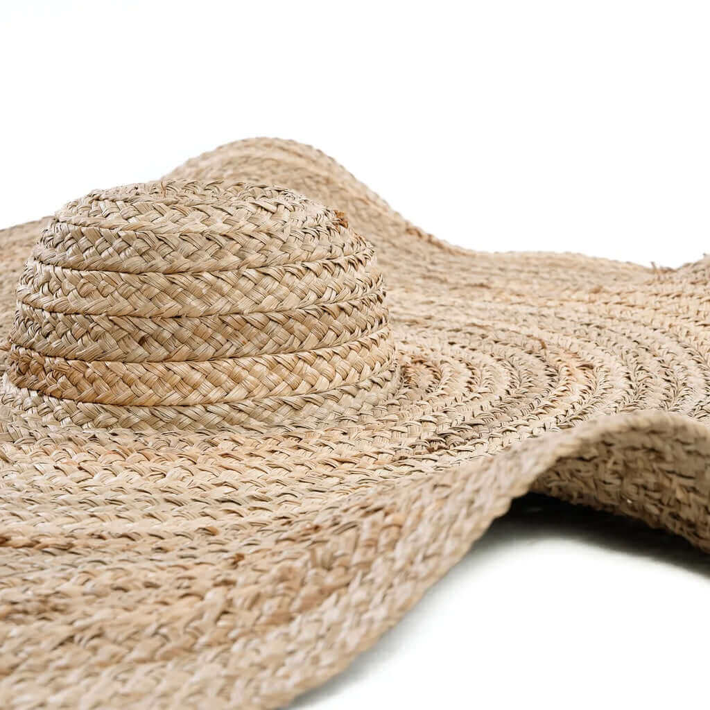 Handgemaakte natuurlijke waterhyacint hoed De Lolita, perfecte zomerse bescherming in natuurlijke kleur.