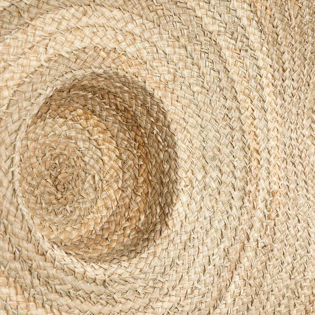 Close-up van de natuurlijke waterhyacint textuur van de Lolita Hoed, perfect voor zonnige dagen.