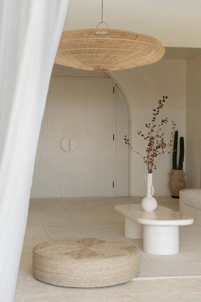 XL De Macaron hanglamp van rotan in een elegant interieur met natuurlijke elementen en een moderne sfeer.