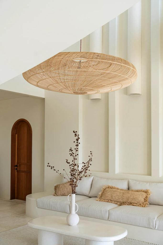 De Macaron Hanglamp - Naturel XL, een grote rotan hanglamp die elegantie toevoegt aan een stijlvol ingerichte woonkamer.