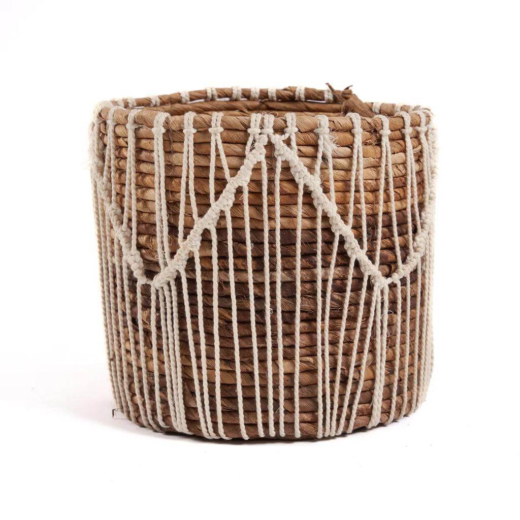 Handgemaakte mand van bananenbladeren en katoen met macraméontwerp in natuurlijke kleuren, hoogte 20cm, elegantie voor je interieur.