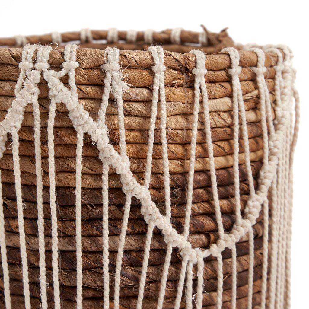 Handgemaakte mand van bananenbladeren en katoen in macramé stijl met natuurlijke kleuren, 20x20x20 cm.