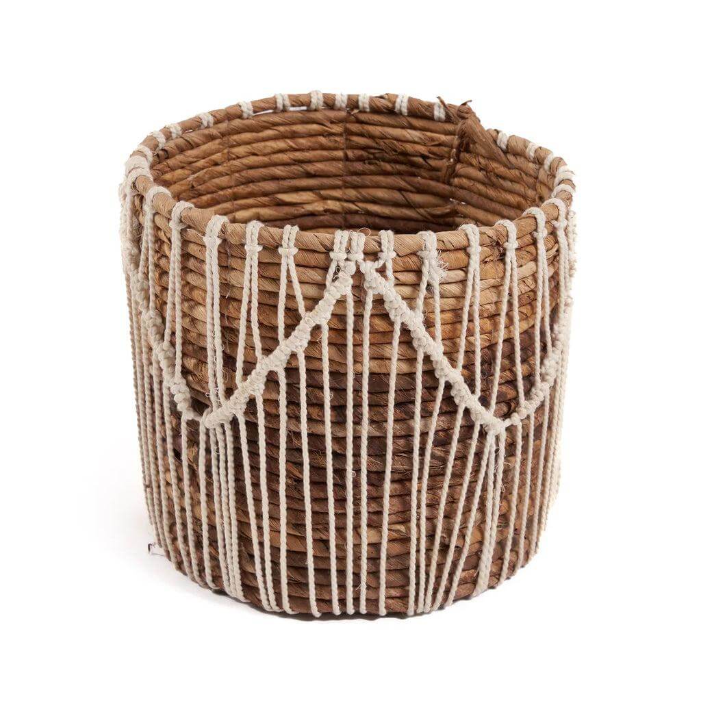 Handgemaakte Macra-Mazing mand van bananenbladeren en katoen in natuurlijke tinten, 20x20x20 cm, elegant macramé design.