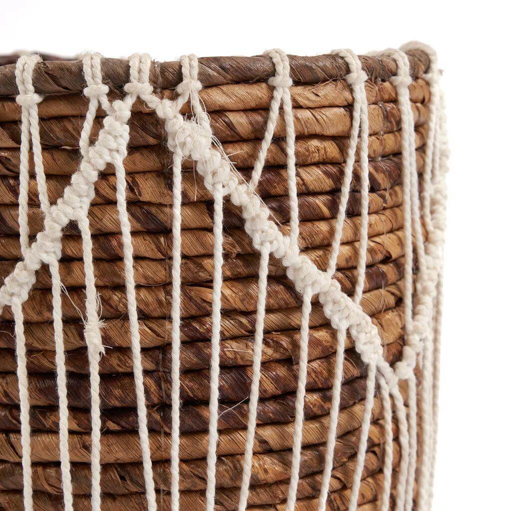 Handgemaakte mand van bananenbladeren met macramé details in naturel tinten, perfect voor een vleugje rustieke elegantie.