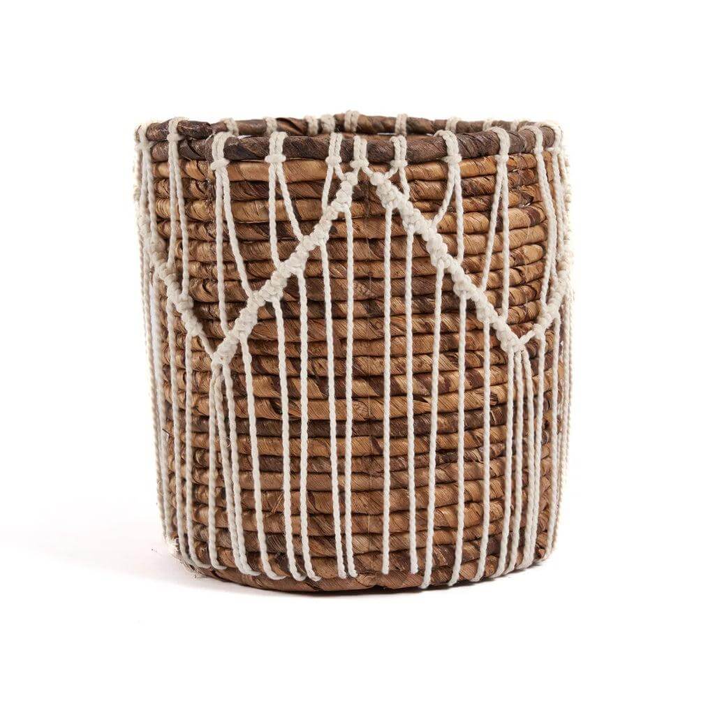 Macra-mazing mand van bananenbladeren en katoen in natuurlijk wit macraméontwerp, hoogte 19cm, breedte 17cm, lengte 17cm.