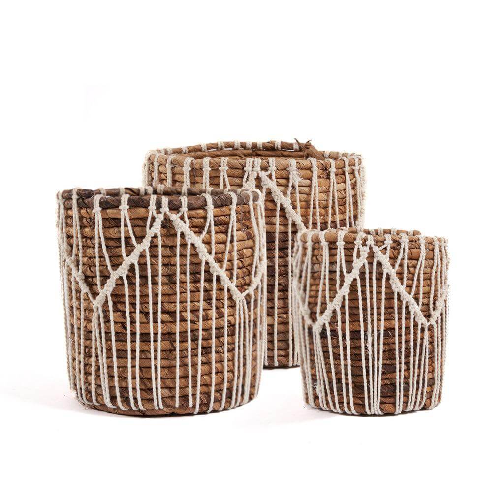 Drie handgemaakte Macra-Mazing Manden van bananenbladeren in natuurlijke tinten met wit macramé, perfect voor elk interieur.
