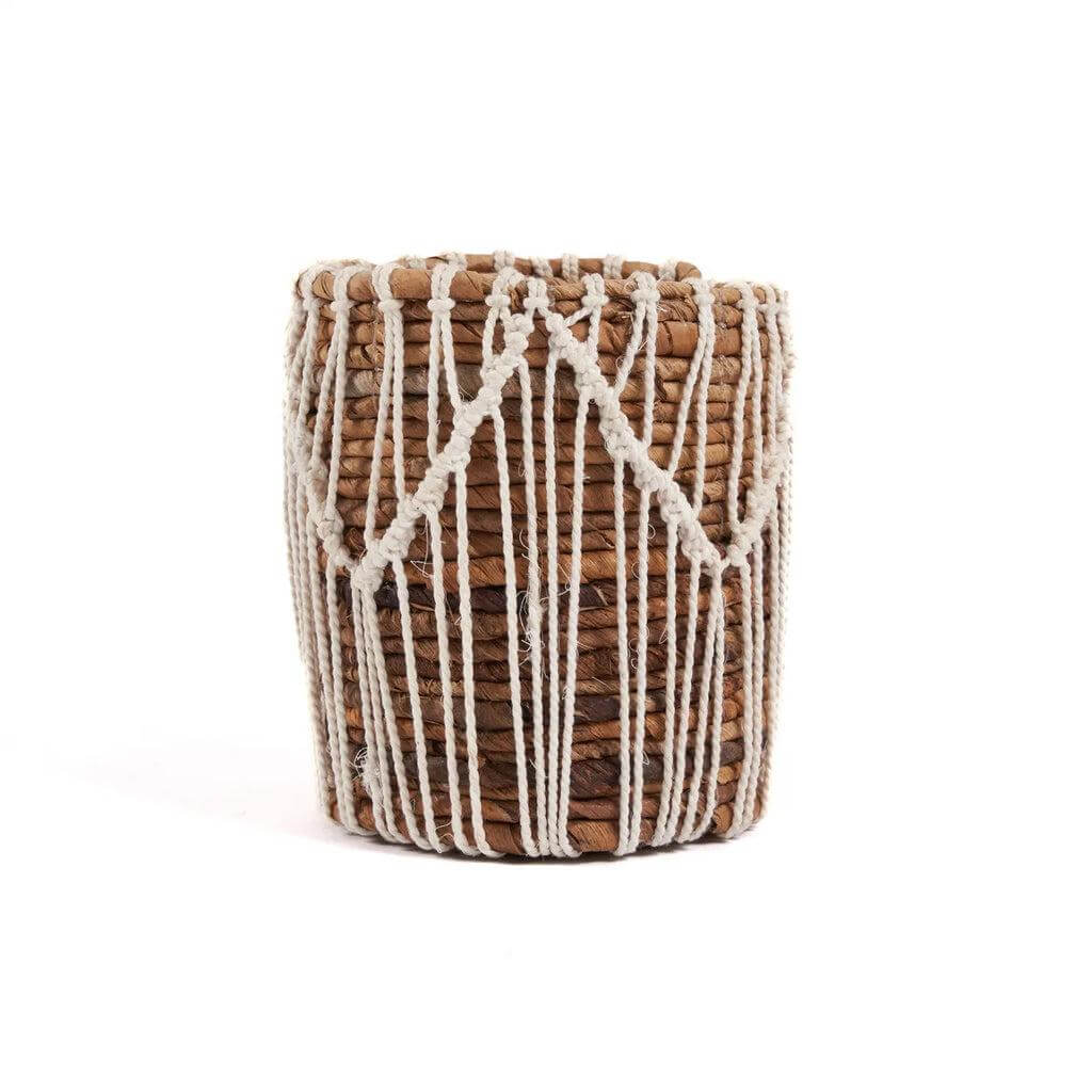 Handgemaakte macramé mand van bananenbladeren en katoen, in aardetinten en naturel wit, voegt natuurlijke elegantie toe.